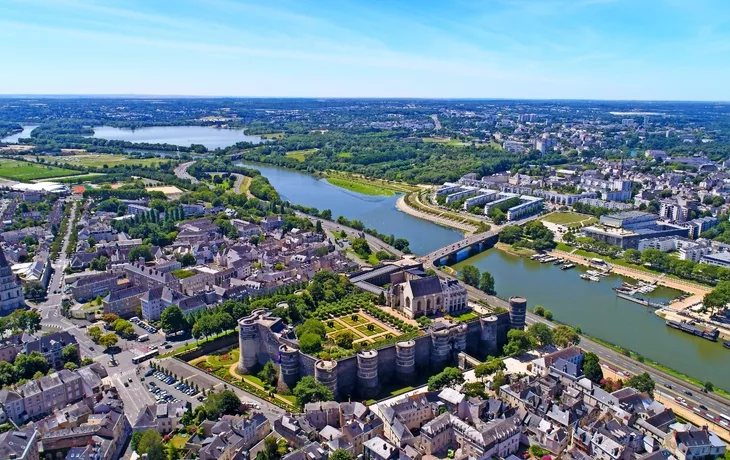 Luftaufnahme über den Ufern des Maine und das Schloss von Angers, Frankreich