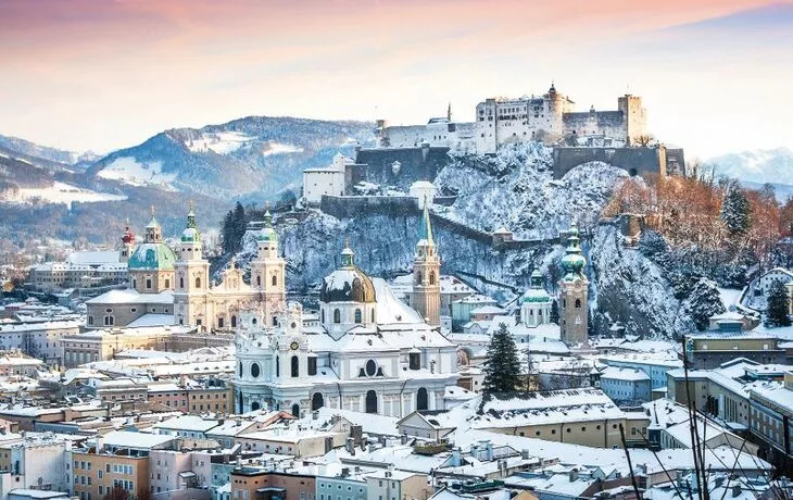 Blick über die winterliche Altstadt mit Festung Hohensalzburg