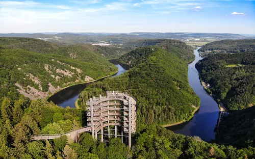 Luftbild der Saarschleife mit Baumwipfelpfad