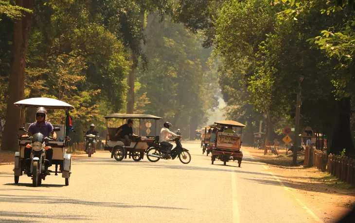 Tuk Tuks fahren auf den Straßeen in Kambodscha