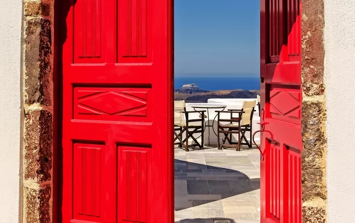 Blick auf Terrasse und blauen Ozean 