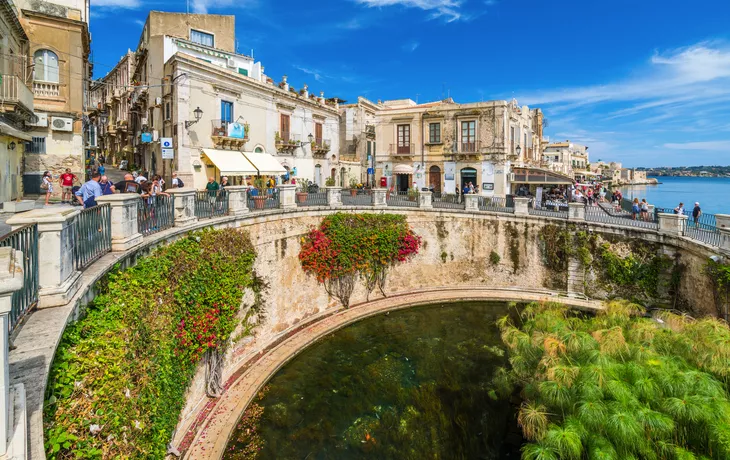 Brunnen von Arethusa und Siracusa in Syrakus an einem sonnigen Sommertag