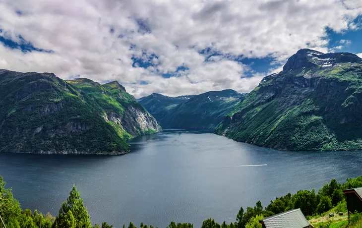 Blick auf den Geirangerfjord vom Aussichtspunkt bei Hellesylt
