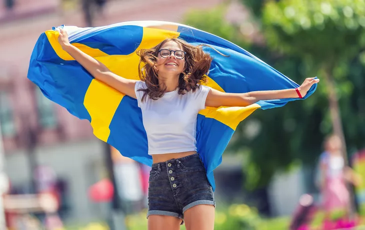 Touristin mit schwedischer Flagge