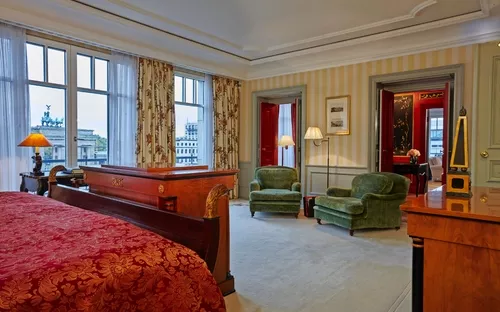 Luxuriöses Hotelzimmer mit Doppelbett und großen Fenstern.