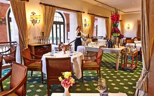 Ein elegantes Restaurant mit gedeckten Tischen und einer Bedienung am Getränketisch.