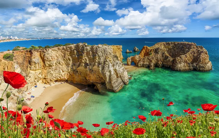 Landschaft mit Klippen, Strand und türkisfarbenem Wasser an der Algarve, Portugal