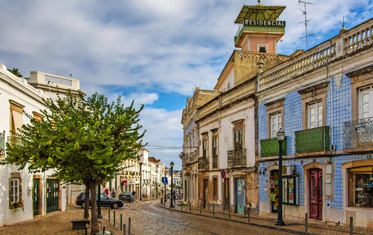 Ansichten von den Straßen von Tavira in Portugal