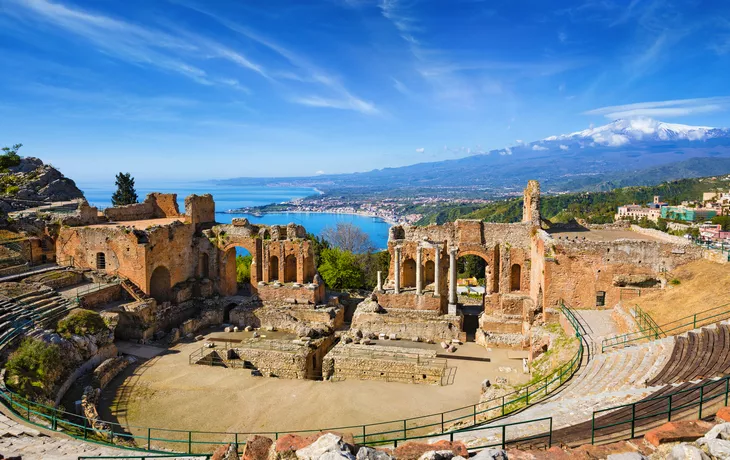 Teatro Antico di Taormina auf Sizilien mit dem Ätna im Hintergrund