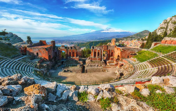 Teatro Antico di Taormina auf Sizilien mit dem Ätna im Hintergrund