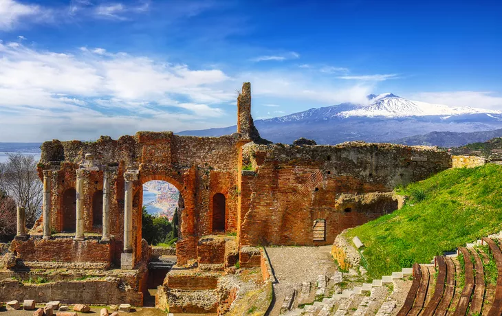 Teatro Antico di Taormina auf Sizilien mit Ätna im Hintergrund
