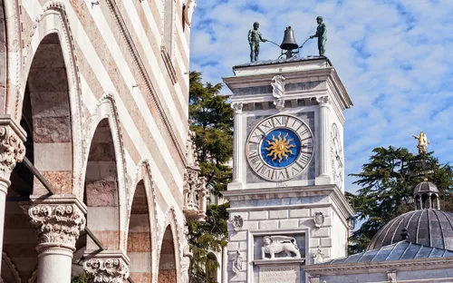 Uhrturm der Loggia di San Giovanni und Statue des Herkules in Udine