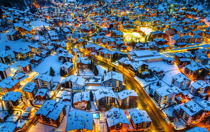 Luftaufnahme des Dorfes Zermatt bei Nacht im Winter
