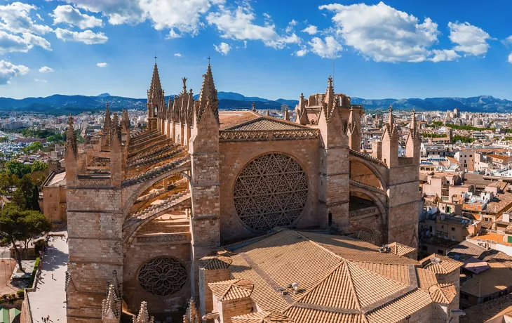 Luftaufnahme von La Seu, die gotische mittelalterliche Kathedrale von Palma de Mallorca