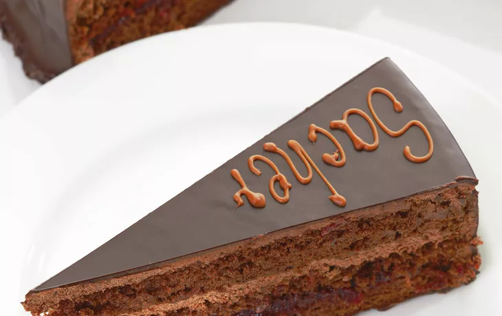 Erhöhte Ansicht der Sachertorte Scheibe in der Platte