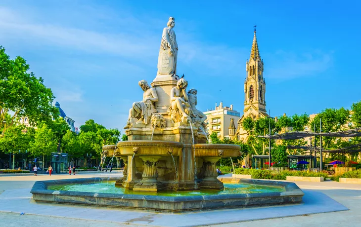 Kirche Sainte Perpetue und Brunnen Pradier in Nîmes