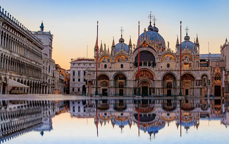 Sonnenaufgang auf dem Markusplatz mit Campanile und Markusdom in Venedig