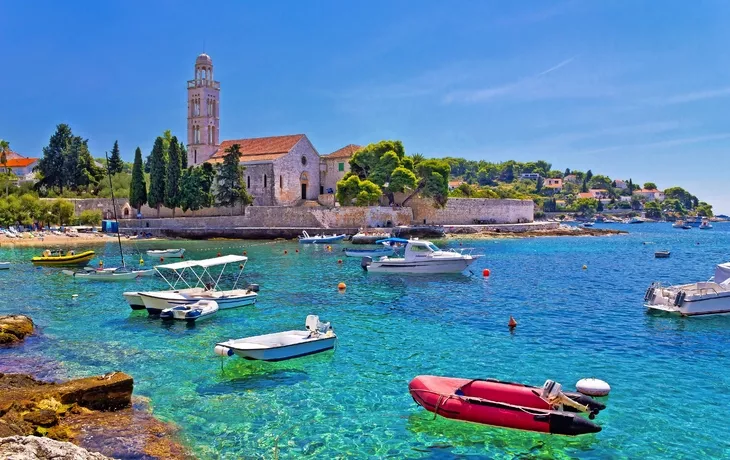 türkisfarbenes Meer der Insel Hvar