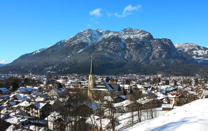 Garmisch-Partenkirchen – Partenkirchener Ortsansicht im Winter