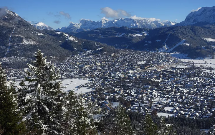 Winterlicher Blick auf Garmisch-Partenkirchen und Karwendelgebirge