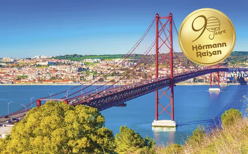 Blick von Almada auf die Ponte 25 de Abril - Brücke in Lissabon, Portugal