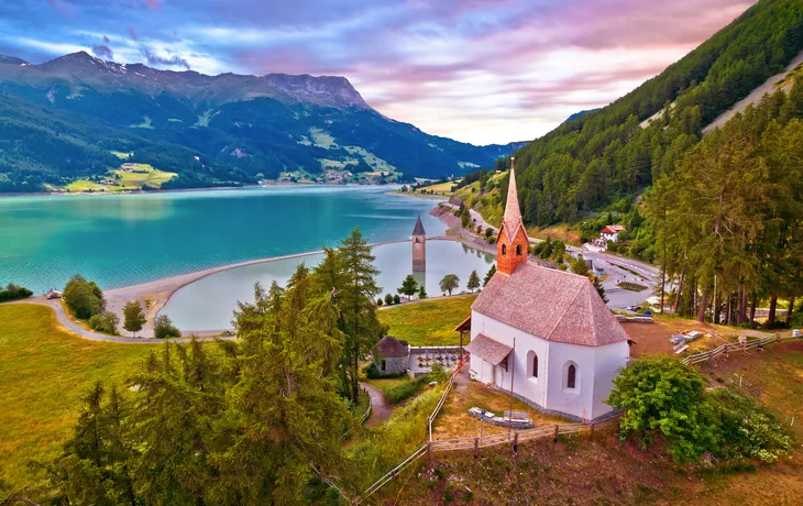 Reschensee im Vinschgau in Südtirol, Italien