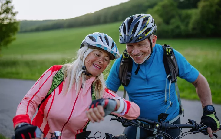 Senioren checken ihre Werte auf ihren Smartwatches