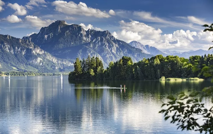 Deutschland, Allgäu, Forggensee, Panorama mit 2 Standup Paddlern