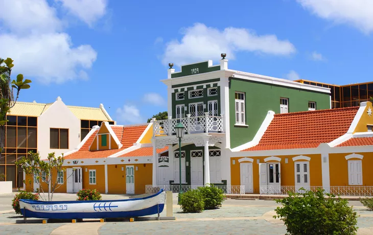farbige Gebäude auf Aruba