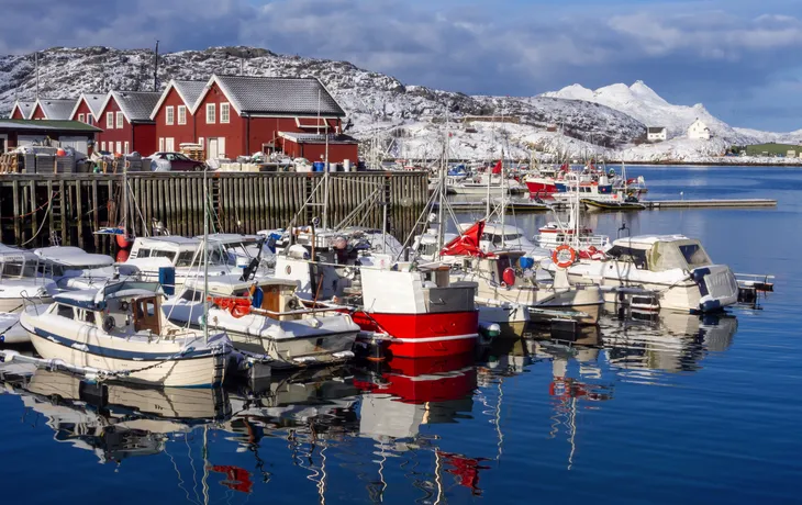 Fischerboote im Winter im Hafen von Bodo