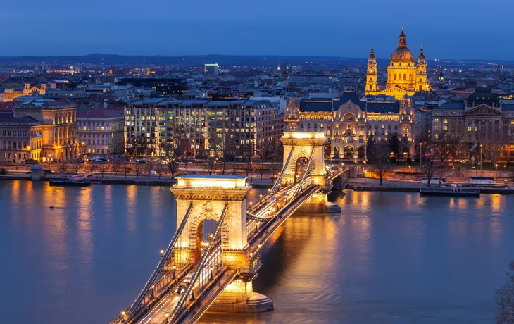 winterliche Kettenbrücke in Budapest