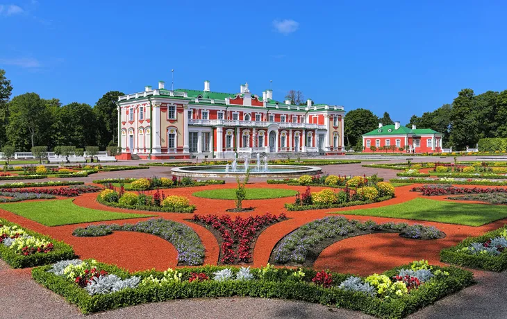 Schloss Kadriorg und Blumengarten mit Springbrunnen in Tallinn