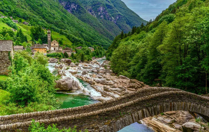 Blick auf die Brücke Ponte dei Salti über den Fluss Verzasca bei Lavertezzo
