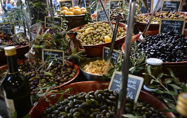 Oliven auf provenzalischen Markt in Antibes