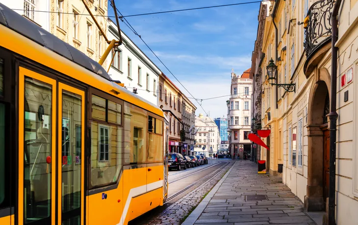 Straßenbahn in der Nähe der Kathedrale in Pilsen