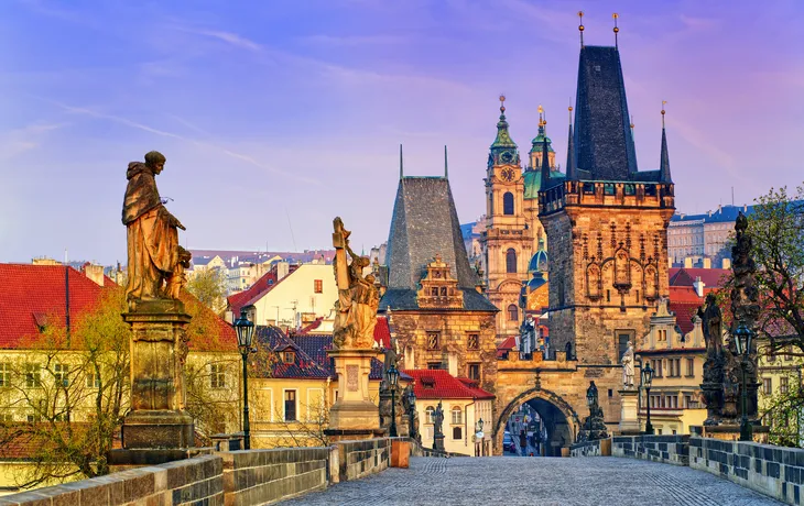 Die Karlsbrücke und die Türme der Prager Altstadt bei Sonnenaufgang, Tschechische Republik