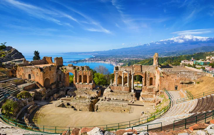 Teatro Antico di Taormina auf Sizilien mit dem Ätna im Hintergrund