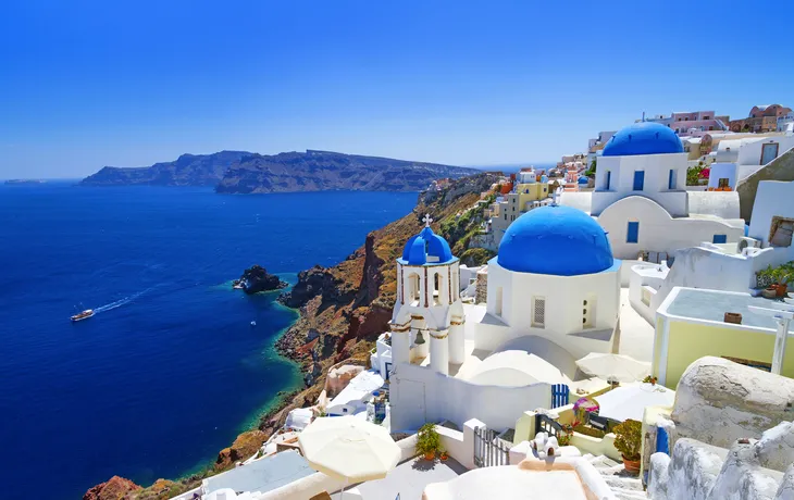 weiße Architektur des Dorfes Oia auf der Insel Santorini