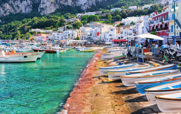 Boote im Hafen Marina Grande auf der italienische Insel Capri im Tyrrhenischen Meer