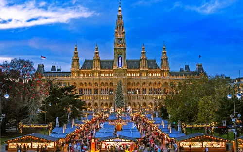 Christkindlmarkt am Rathausplatz in Wien, Österreich