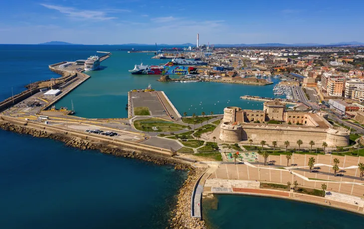 Luftaufnahme des Fort Michelangelo im Hafen von Civitavecchia