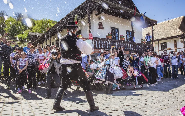 Hollokö, Ostern