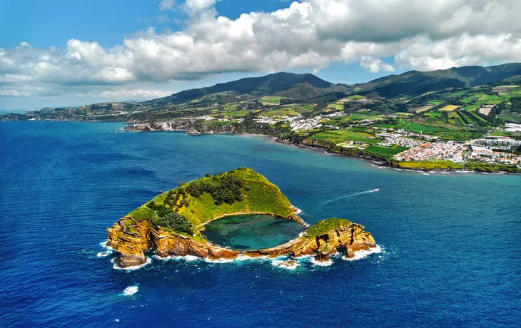 Luftaufnahme auf die Insel Vila Franca do Campo