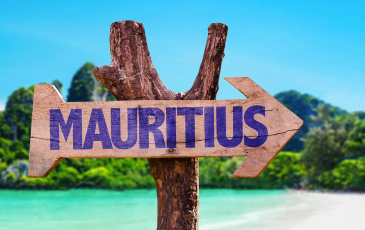 Mauritius Holzschild mit Strandhintergrund