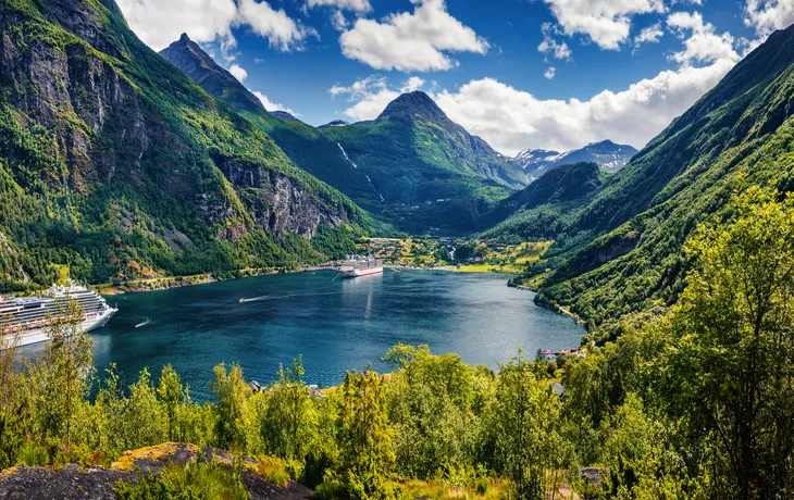 Luftaufnahme des Sunnylvsfjorden-Fjords vom Hafen in Geiranger