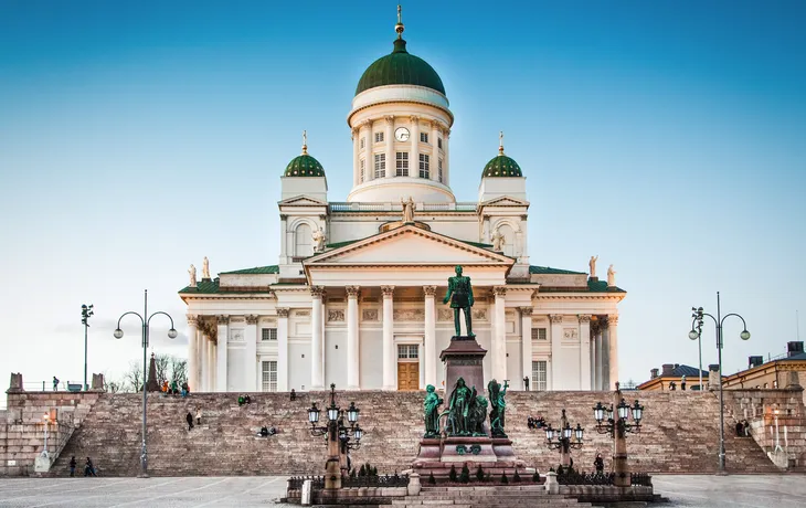 Dom von Helsinki im Abendlicht