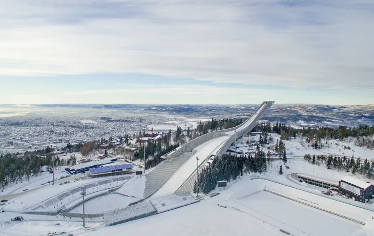 Holmenkollen-Skisprungschanze im Winter