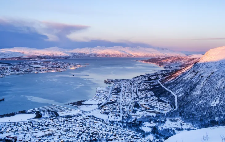 Luftaufnahme von Tromsø im Winter vom Berg Storsteinen