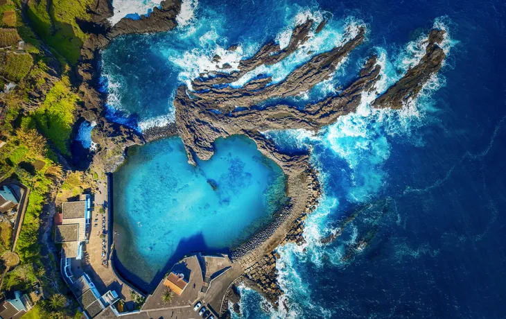 Landschaft mit Naturpool in Cais do Seixal auf der Insel Madeira