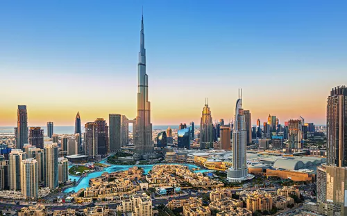 Skyline von Dubai mit modernen Wolkenkratzern bei Sonnenuntergang.